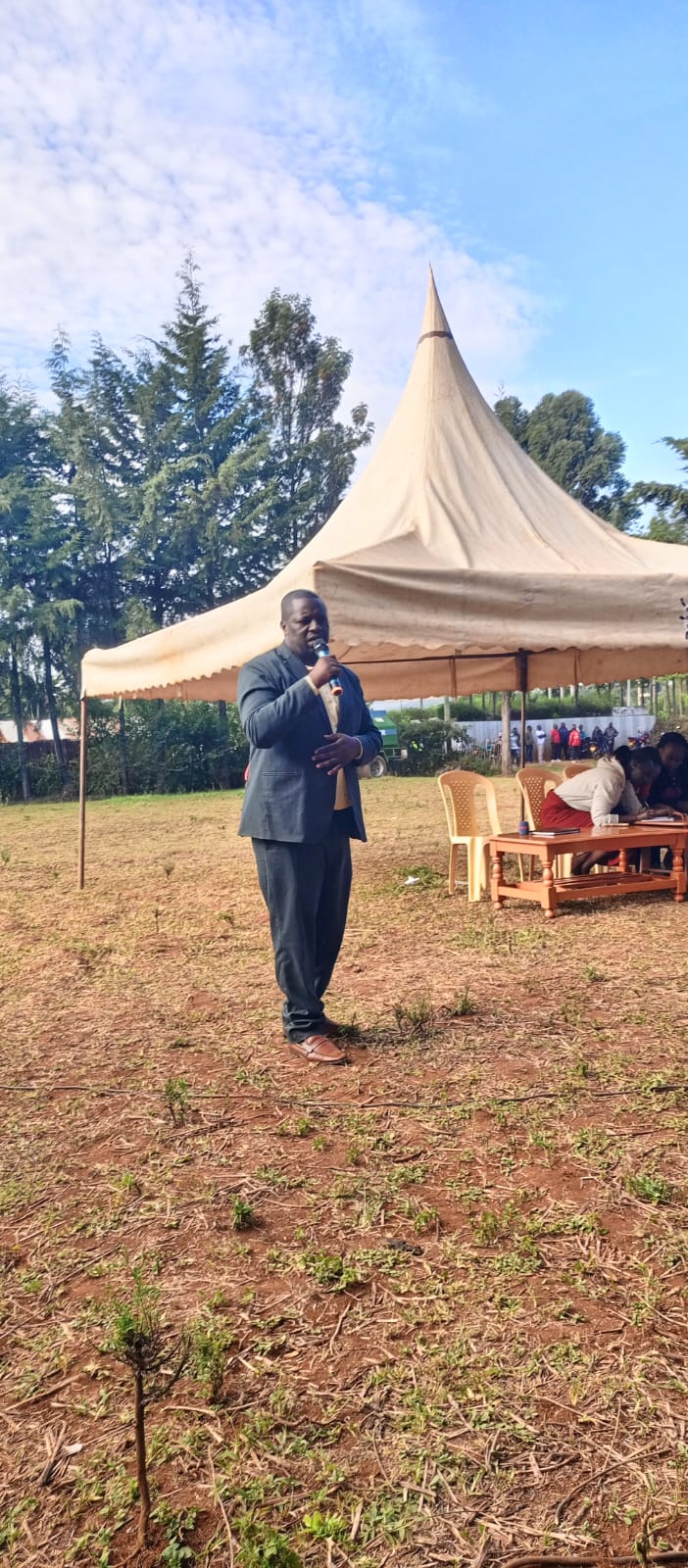 Isoo addressing residents during a community harambee in Kimumu Ward.